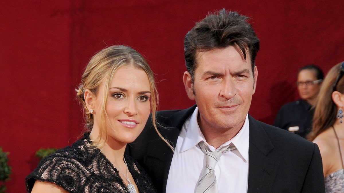 查理·希恩（Charlie Sheen）與布魯克·穆勒（Brooke Mueller）一起在艾美獎