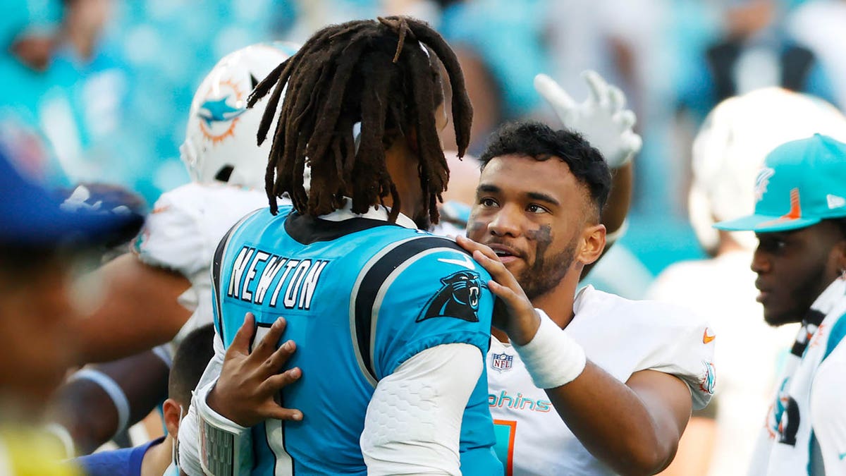 Cam Newton ve Tua Tagovailoa Etkileşim