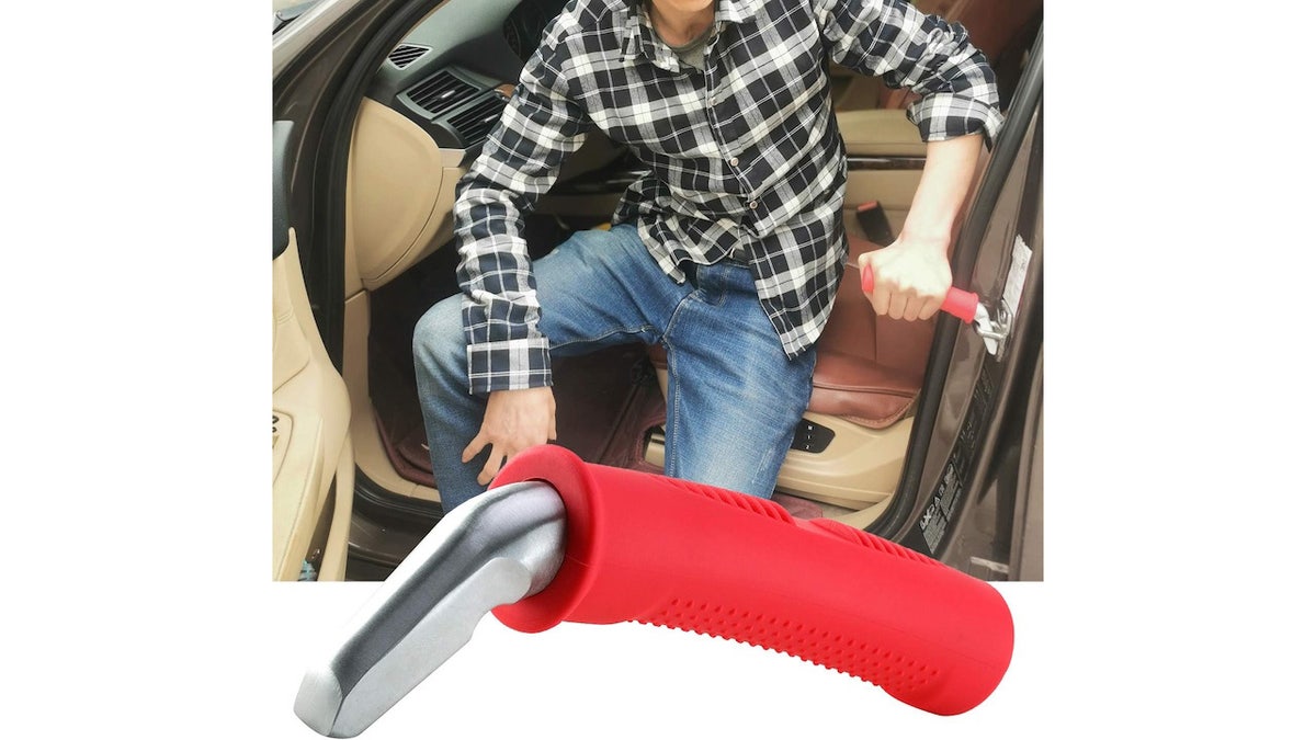 This support handle helps you get in and out of any car with confidence and ease.