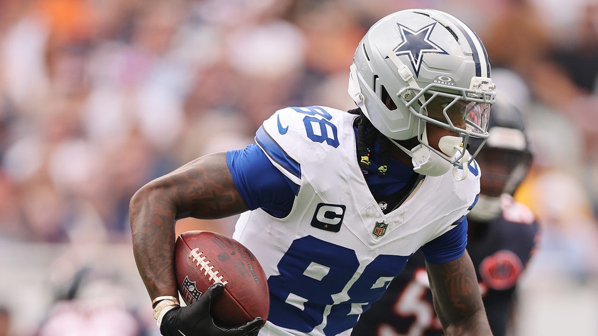 Cowboys' CeeDee Lamb could miss 3-4 weeks after suffering high ankle sprain in loss to Bears: report