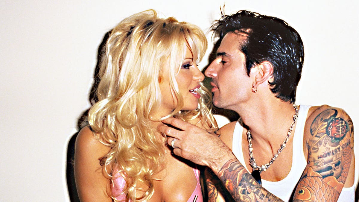 Pamela Anderson and Tommy Lee rely on a kiss.