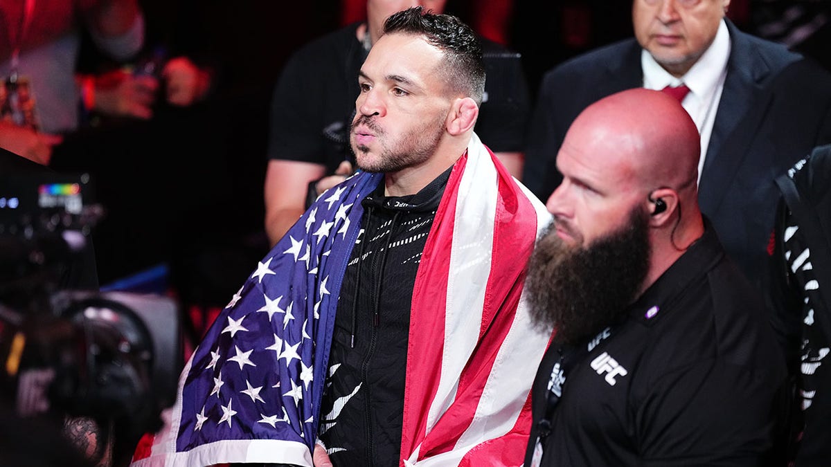 邁克爾·錢德勒(Michael Chandler)和美國國旗