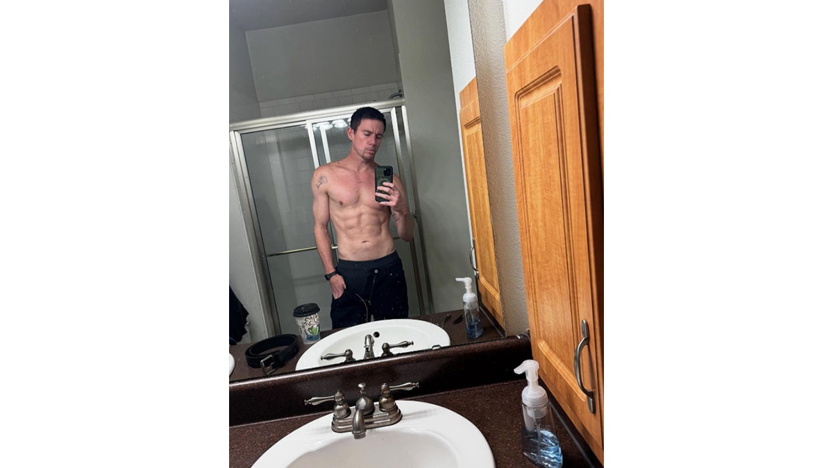 Channing Tatum takes a mirror selfie