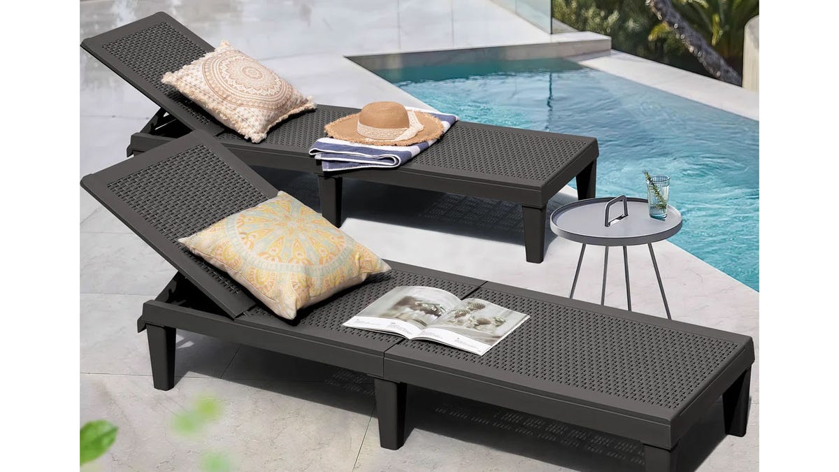 These lounge chairs are made from waterproof and UV-resistant material.