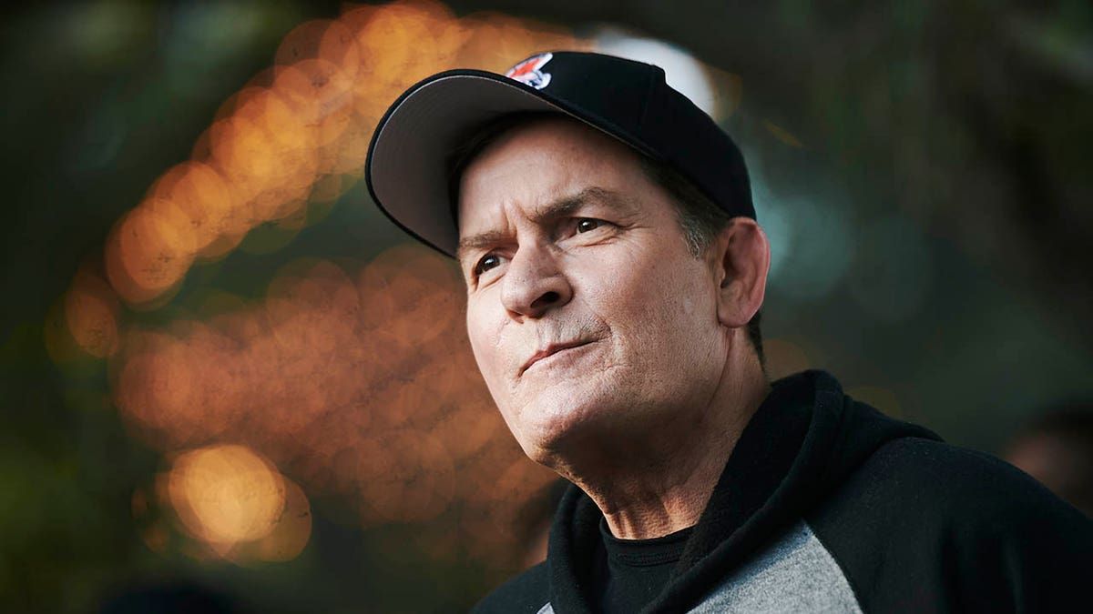 查理·辛(Charlie Sheen)戴著棒球帽的特寫鏡頭。