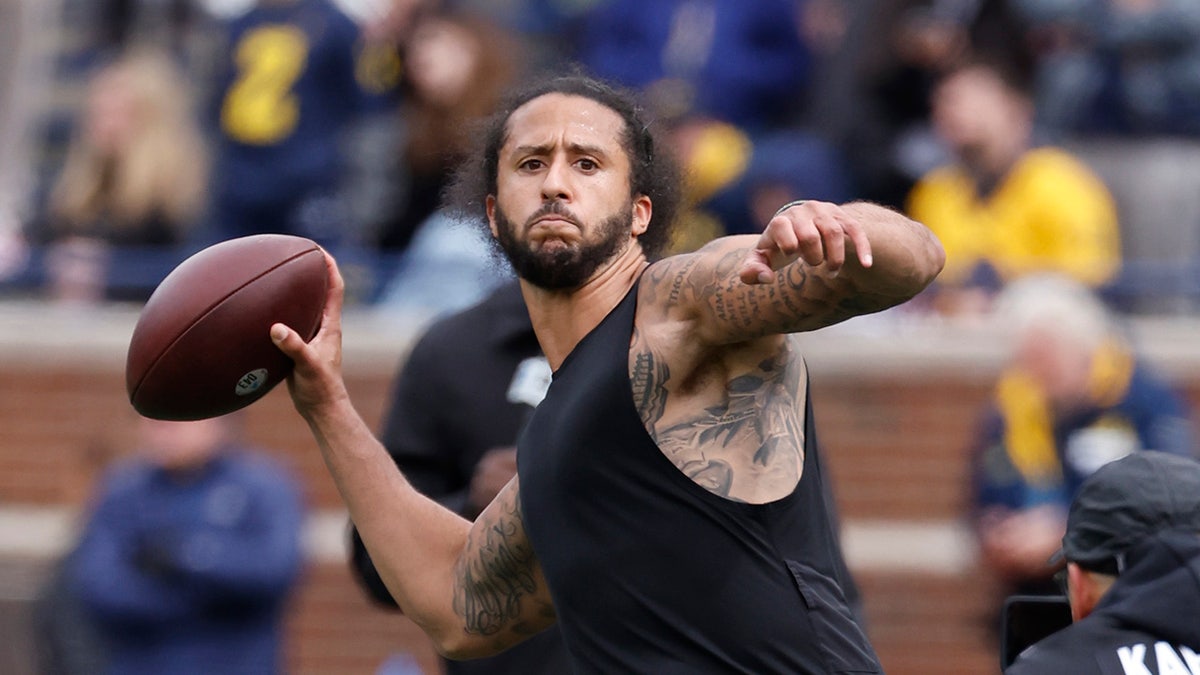 Colin Kaepernick throwing