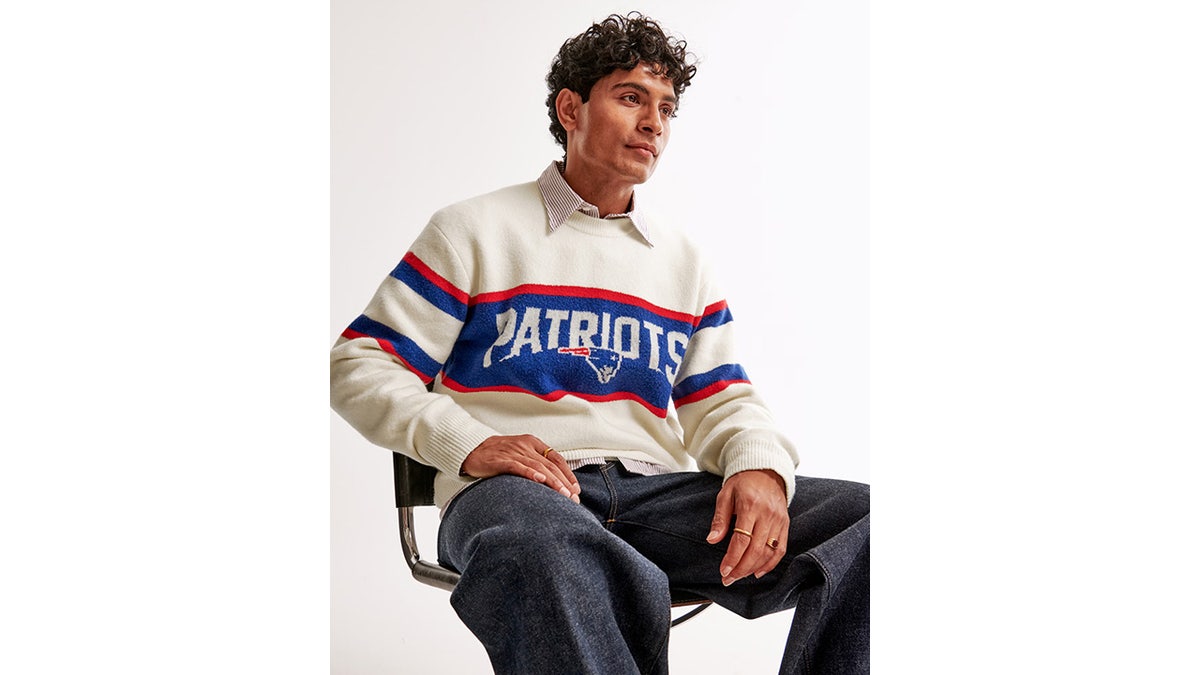 This sweatshirt comes in select teams’ colors. 