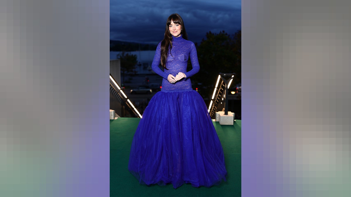達科他·約翰遜(Dakota Johnson)在2025年9月的蘇黎世電影節上穿著藍色的連衣裙的完整鏡頭。