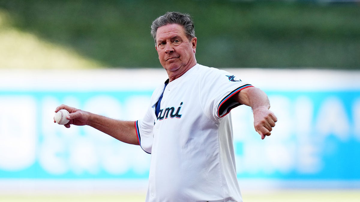 Dan Marino throws out first pitch