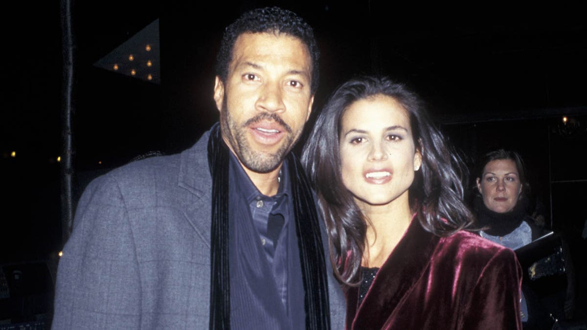 萊昂內爾·里奇(Lionel Richie)和前妻黛安·亞歷山大(Diane Alexander)微笑。