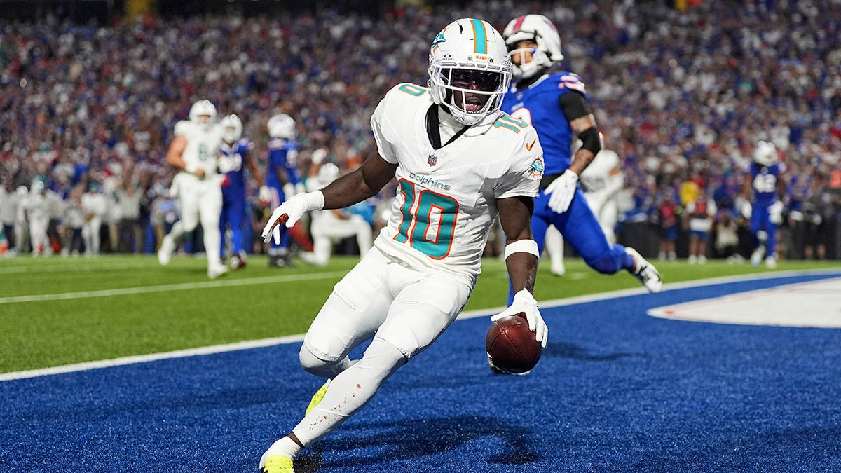 Tyreek Hill scores touchdown