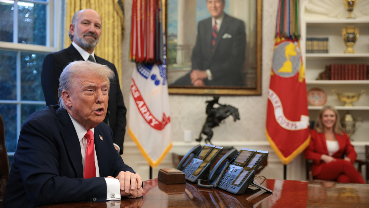 Presidente dos EUA Donald Trump e secretário de comércio Howard Lutnik no Oval