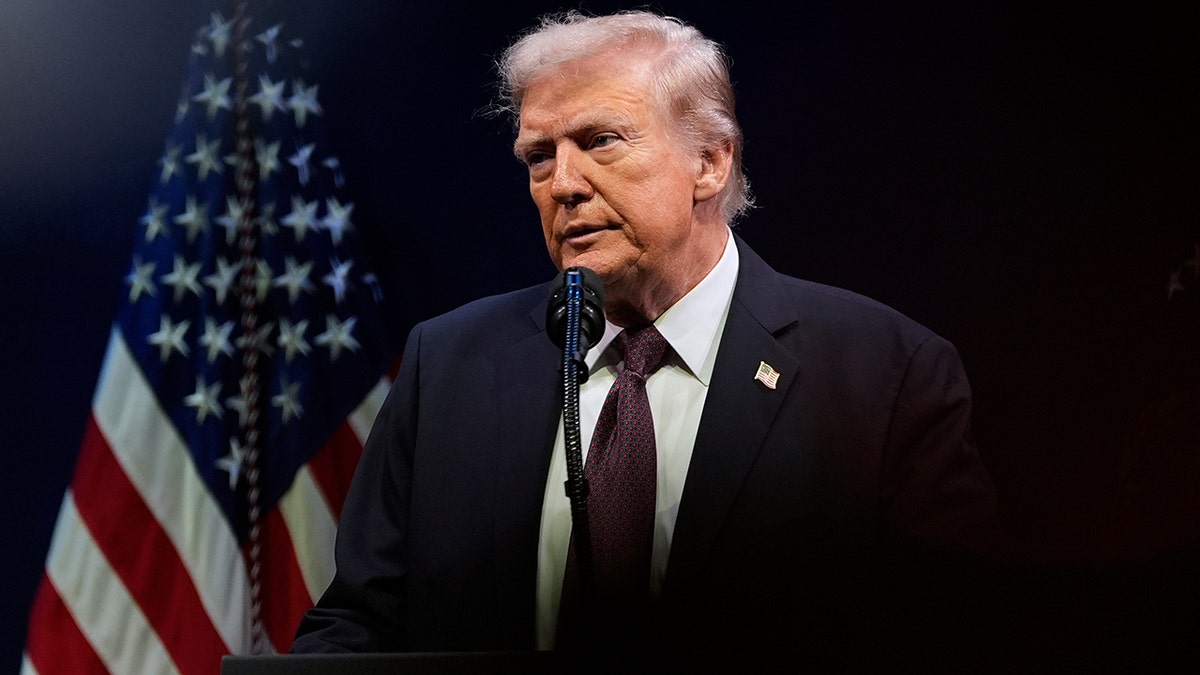 Tổng thống Donald Trump phát biểu trước lá cờ Hoa Kỳ