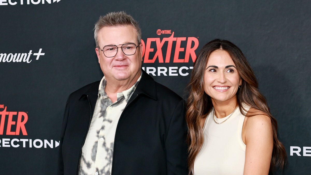 Eric Stonestreet attends the Dexter premiere with Lindsay Schweitzer