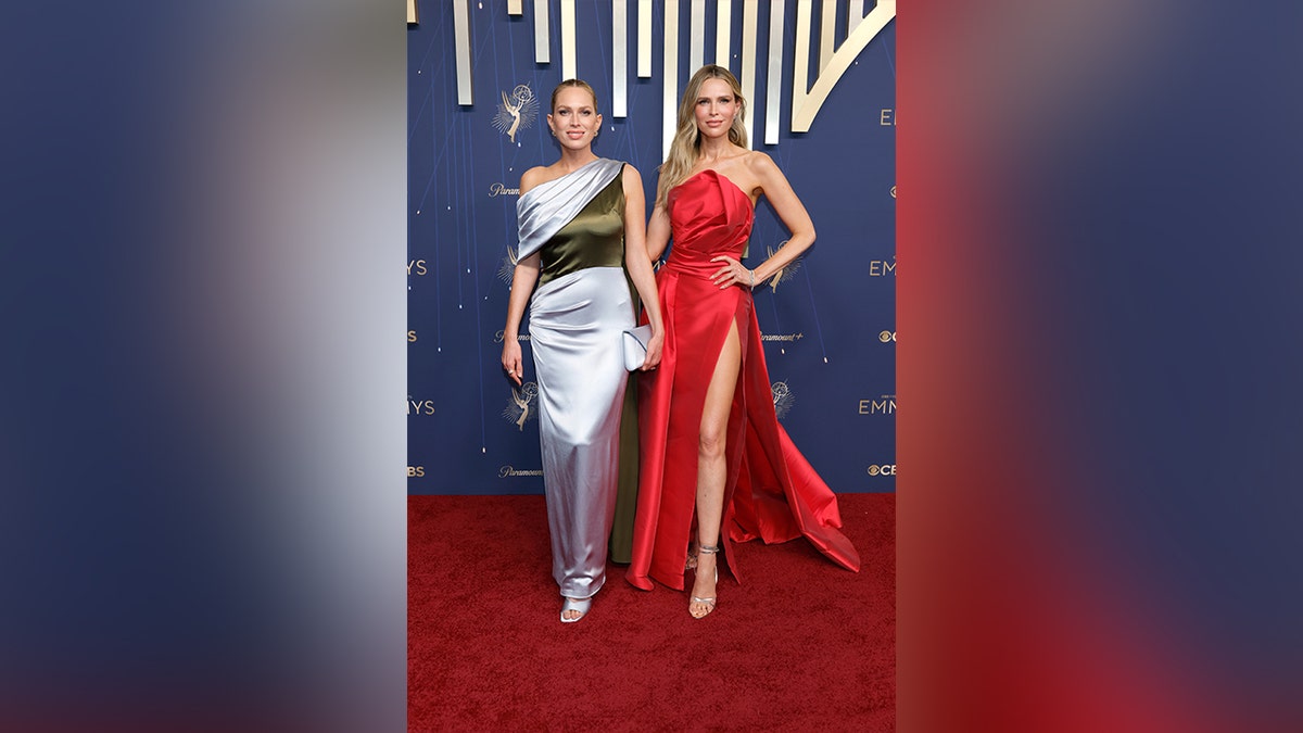 Erin e Sara Foster no tapete vermelho do Emmy Awards.