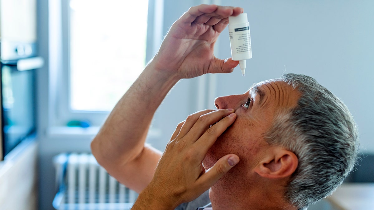 Las nuevas gotas para los ojos pueden ofrecer alternativas para leer anteojos para la filosofía de la vejez Las nuevas gotas para los ojos pueden ofrecer alternativas para leer anteojos para la filosofía de la vejez