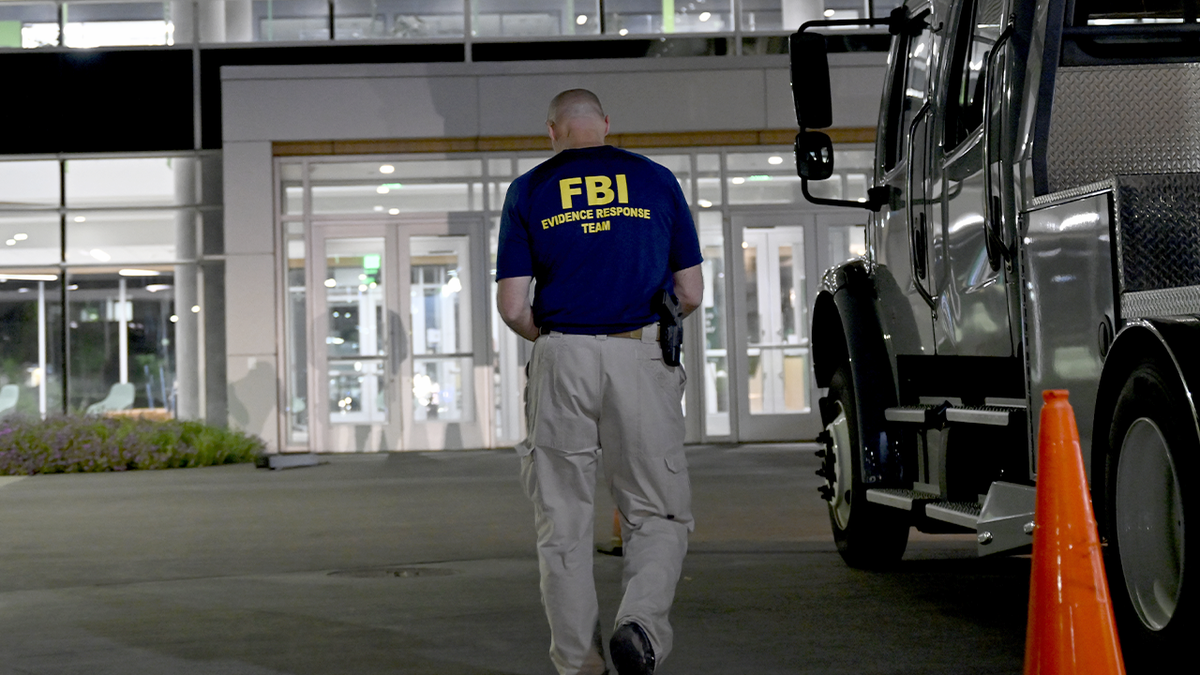 Agente do FBI investigando o assassinato de Charlie Kark