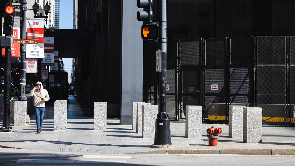 In the past, a infantry is running the security fencing around the Federal Building in Diriksen, Chicago, Illinois, the United States, on Saturday, September 6, 2025. Illinois Governor JB Pritzker warned the population that he is expected that federal immigration agents will advance in activity in the third largest American city of this week.