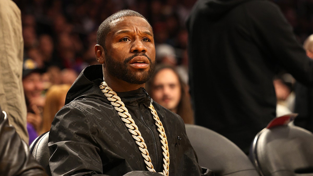 Floyd Mayweather attends a Los Angeles Lakers game