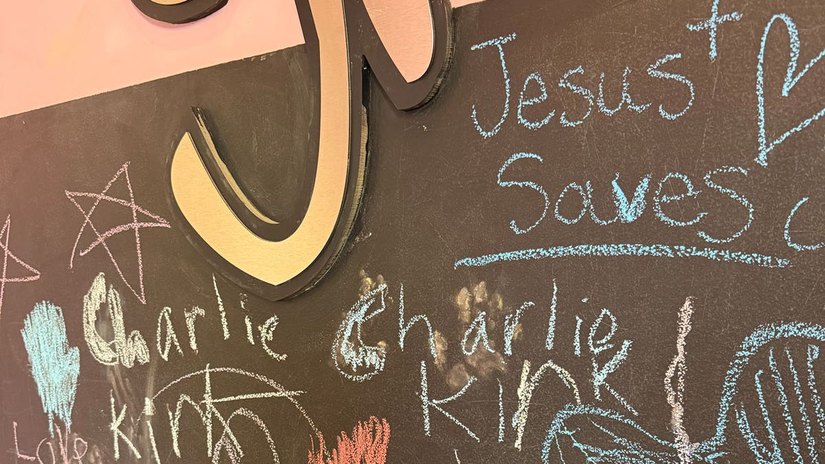 Na loja de iogurte congelada, é mostrado um desafio. Algumas pessoas escreveram no conselho, "Charlie Kirk" E "Jesus salva."