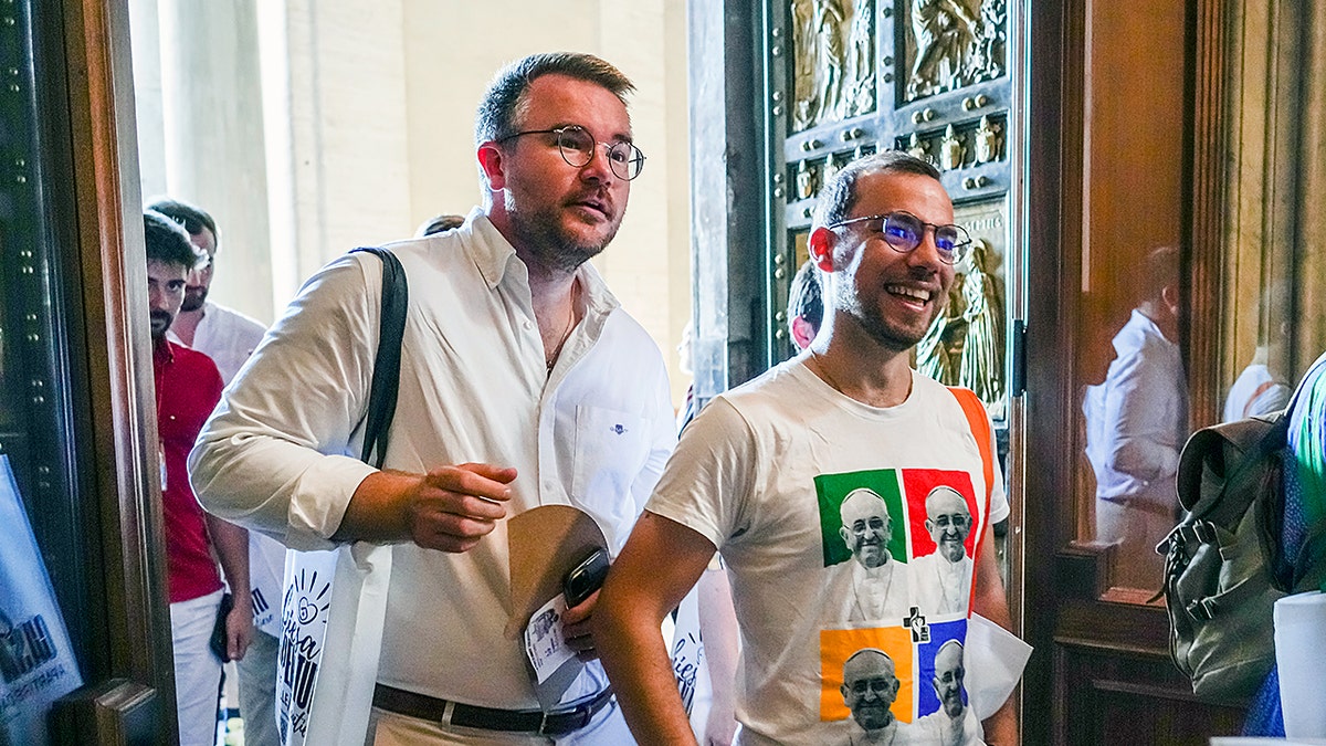 Gay couple takes pilgrimage to Vatican