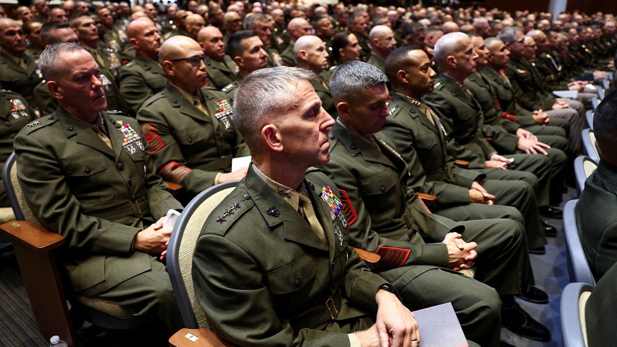 Os membros militares participaram de uma reunião convocada pelo secretário de Defesa dos EUA, Pete Hegsheth, na base do Corpo de Fuzileiros Navais Quantico.