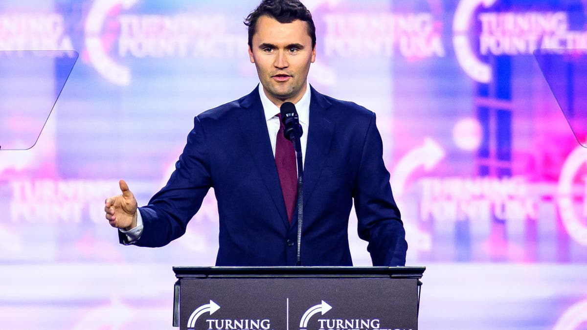 Charlie Kirk falando no palco do America Fest 2024 em Phoenix, Arizona