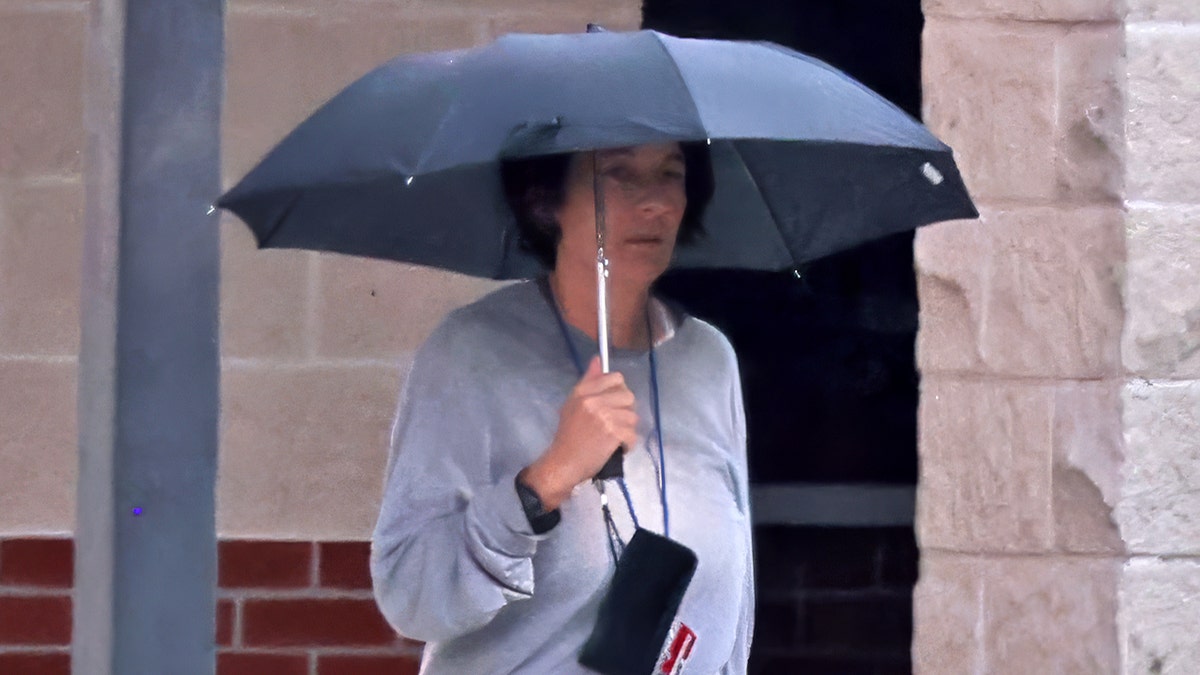 Kohort Ghislaine Maxwell Jeffreya Epsteina swobodnie chodzi o niskie bezpieczeństwo