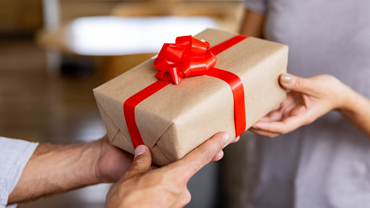 A Reddit user shared the anniversary of how her husband gave her a game store gift card, and she bought him an expensive smartwatch, which sparked anger online.