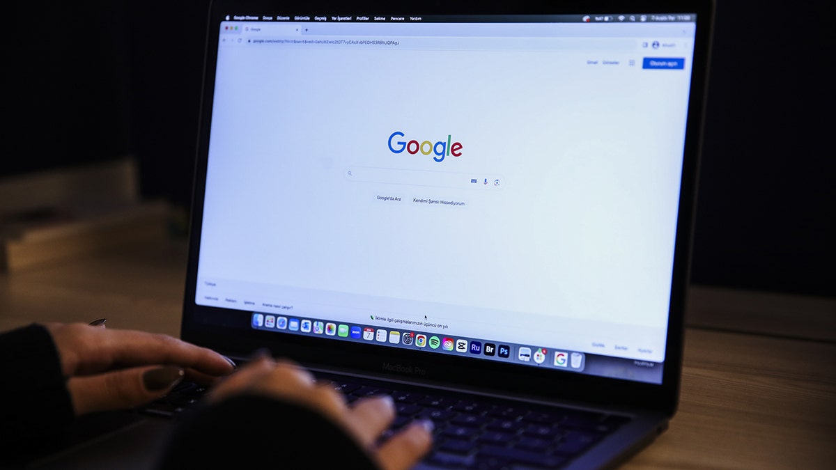 Bir dizüstü bilgisayar ekranında Google Arama.