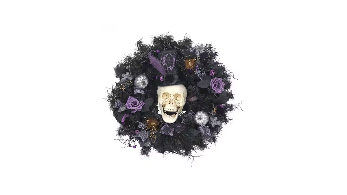 This Glam Glam disease has shiny thighs, roses and skulls. 