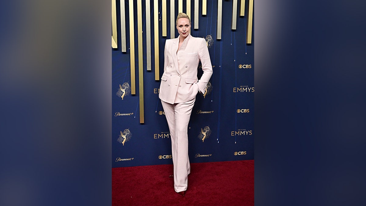 Gwendoline Christie é um traje branco no 2025 Emmy Awards.