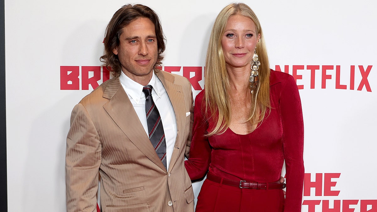 布拉德·法爾丘克(Brad Falchuk)和格溫妮絲·帕特洛(Gwyneth Paltrow) "太陽兄弟" 2024年1月