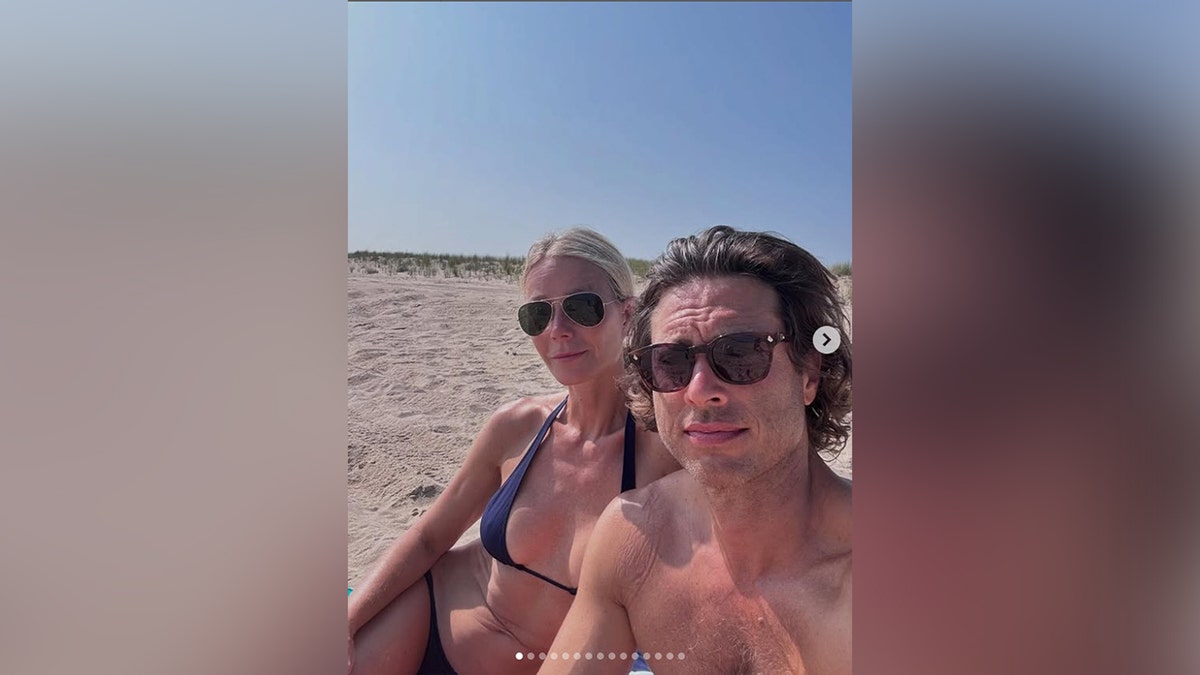 格溫妮絲·帕特洛(Gwyneth Paltrow)和布拉德·法爾查克(Brad Falchuck)穿著泳衣在海灘上。