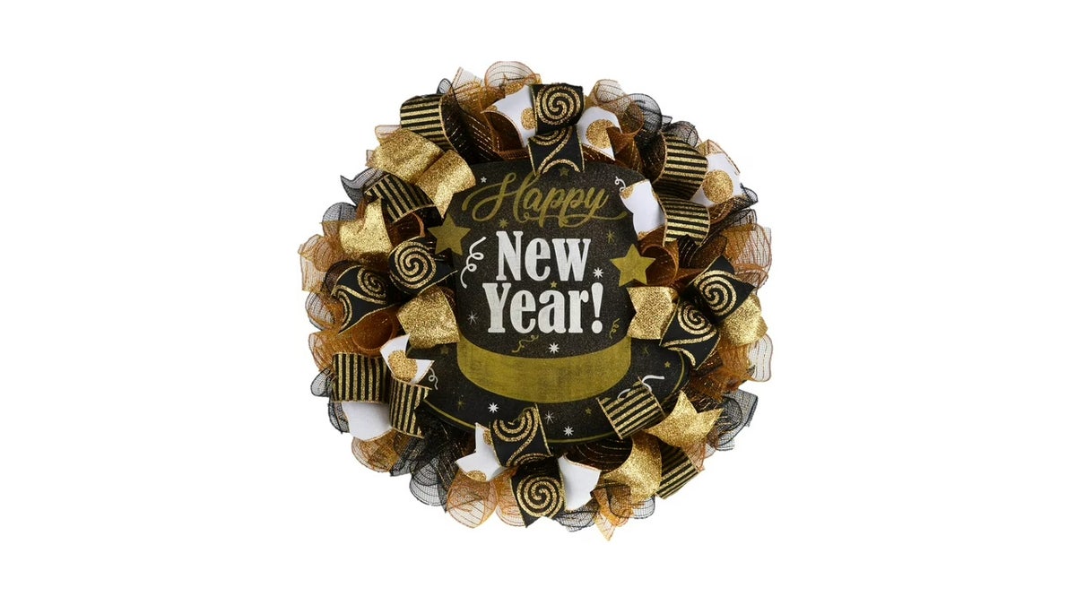 This wreat includes 'Happy New Year' center.
