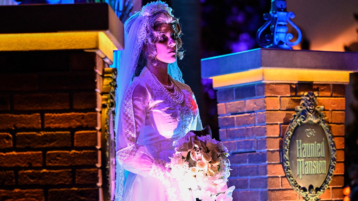Constance Hatchaway, também conhecida como Black Widow Bride, um personagem do assombrado Ride Mansion na Disneylândia, durante o desfile assustadoramente divertido do Oogie Boogie Bash, uma festa de Halloween da Disney, na California Adventure no Disneyland Resort em Anaheim, CA, na quinta -feira, 9 de setembro de 2021.