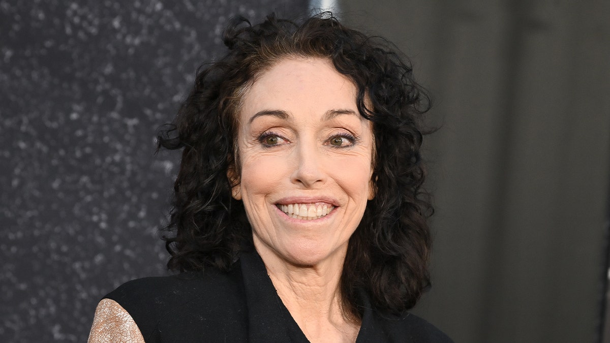 海蒂·弗利斯（Heidi Fleiss）在紅地毯上微笑。