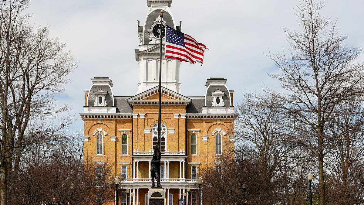 Florida , Ron DeSantis frente a un edificio del Hillsdale College en Hillsdale, Michigan