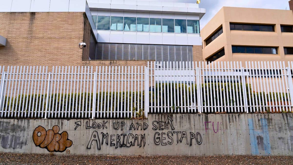 Graffiti na ścianie przed Portland Ice Facility.