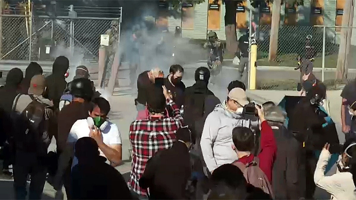 Şikago dışındaki buz önleyici protesto sırasında duman yükselir