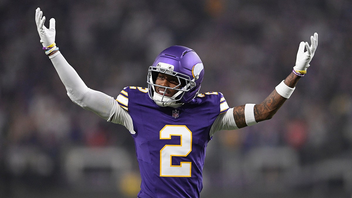 Isaiah Rodgers salutes crowd