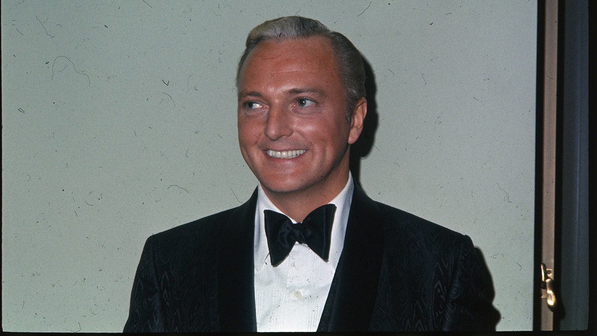 （原始標題）傑克·卡西迪（Jack Cassidy）在愛樂樂園（Edrharmonic Hall），在那裡他出現在Cue Magazine的致敬ASCAP，以紀念美國的主要作曲家。