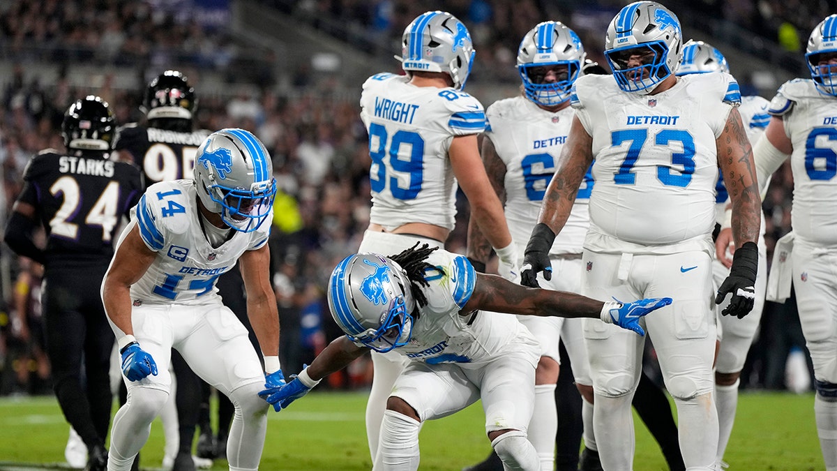 Jahmyr Gibbs celebrates touchdown