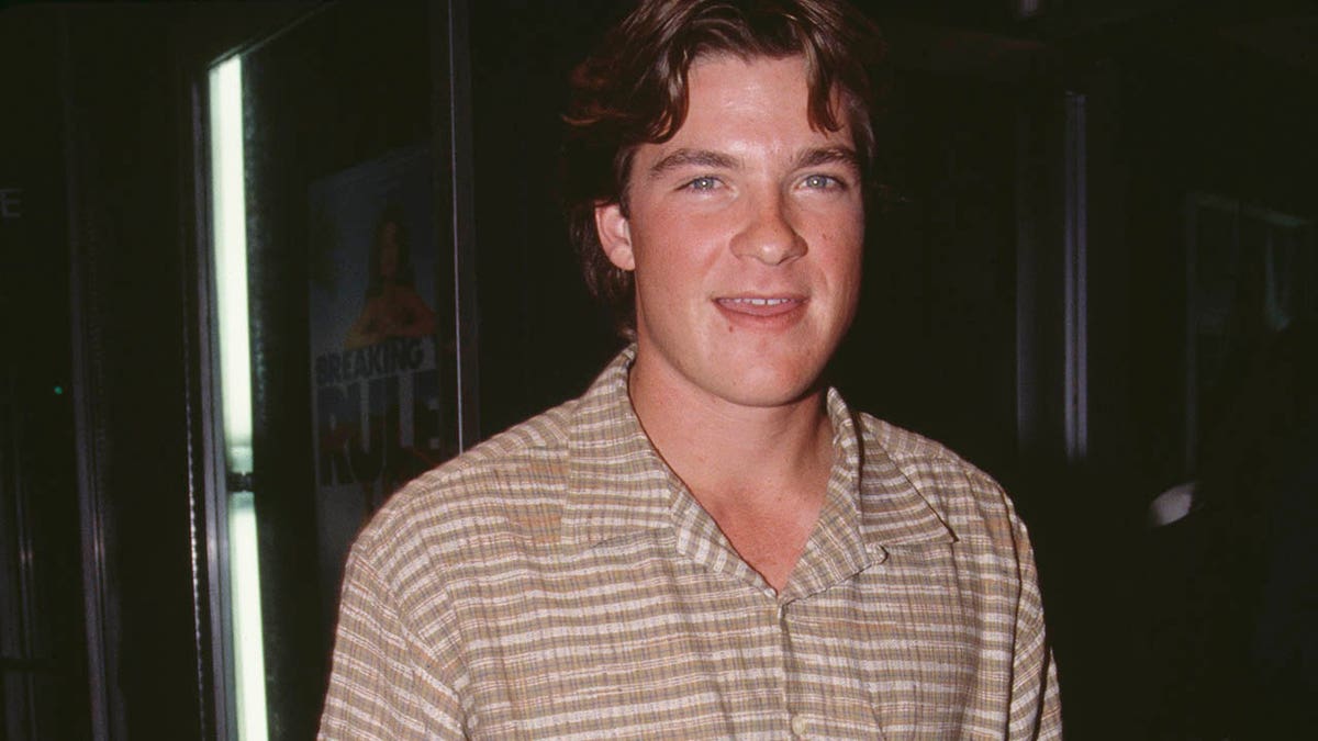 Jason Bateman, 1992'de film prömiyerinde gülümseyerek resmedildi. 