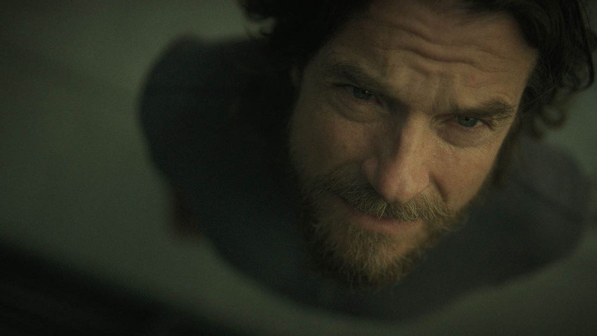 Jason Bateman, Black Rabbit'ten sahneye bakıyor.