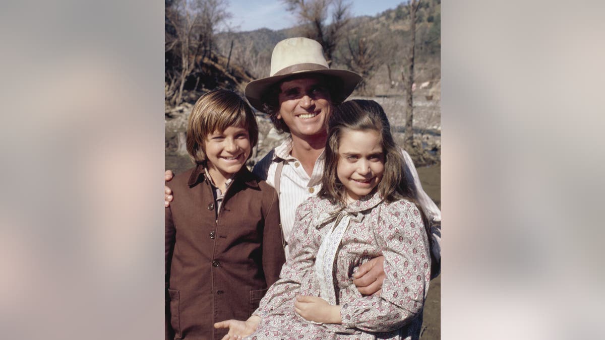 Jason Bateman, Prairie'deki Little House'da Michael Landon ve Missy Francis ile.