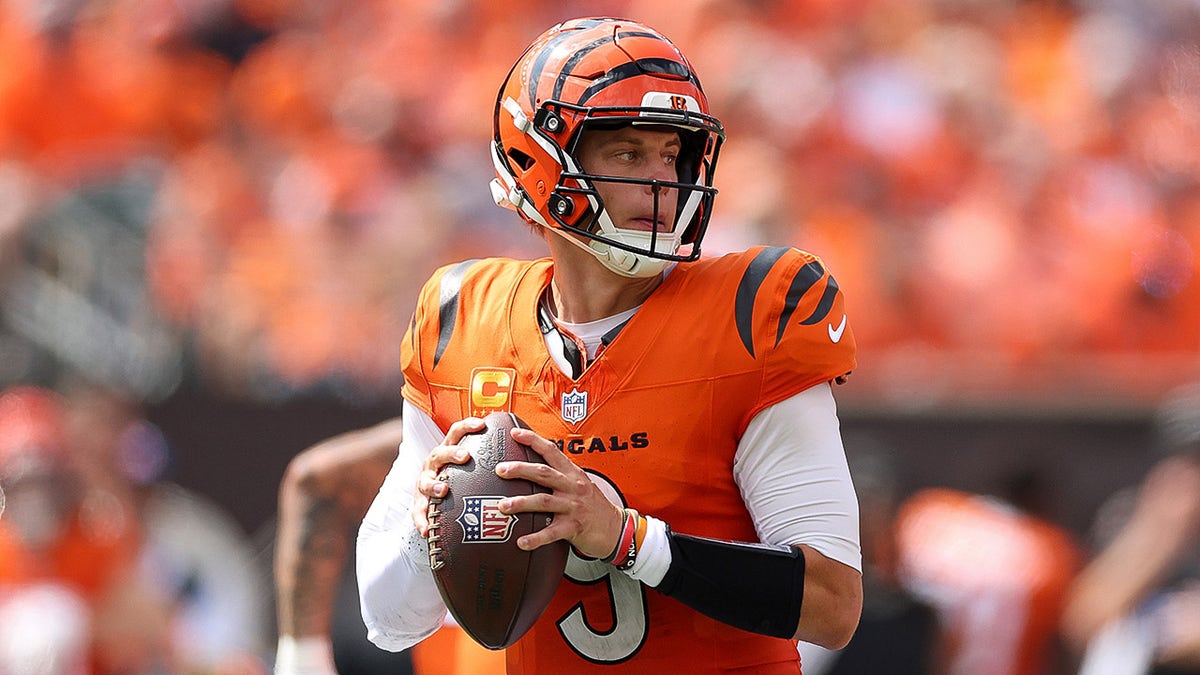 Joe Burrow está tentando jogar