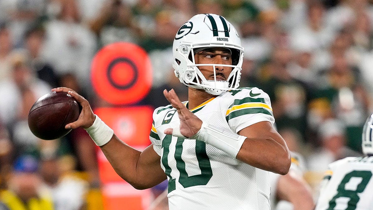 Jordan Love throws football