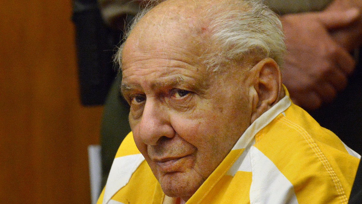 Joseph Naso, mahkemede sarı ve beyaz bir mahkum gömlek giyiyor.
