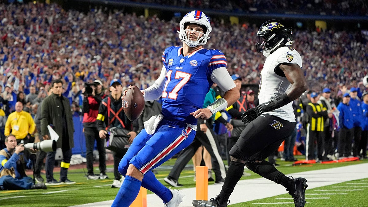 Josh Allen scores touchdown